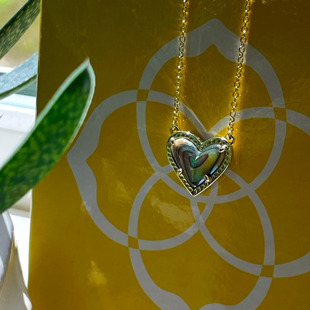 Kendra Scott Ari Heart Abalone Pendant in Gold and Abalone necklace.